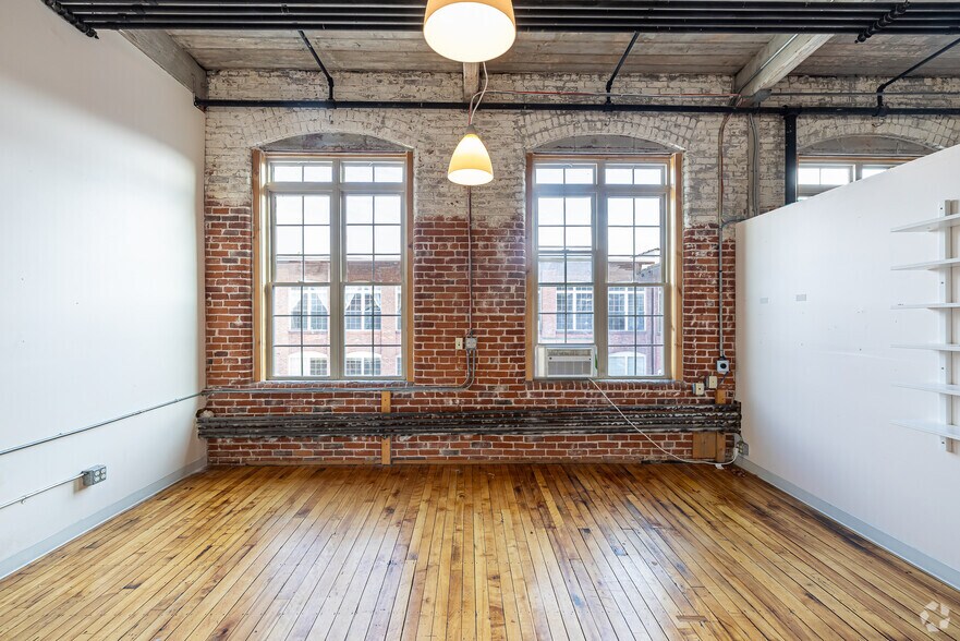 More Photos Of 221 Pine St, Florence Showroom For Lease