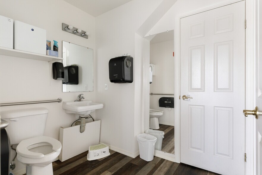 More Photos Of 35 SE Ely St, Oak Harbor Office For Sale