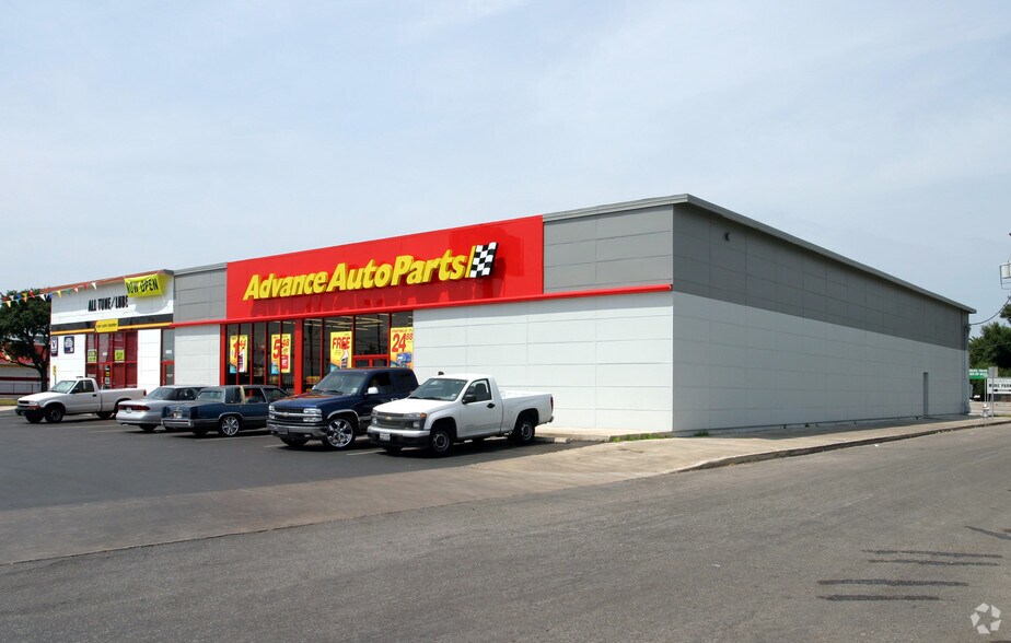 More Photos Of 6991 San Pedro Ave, San Antonio Freestanding For Lease