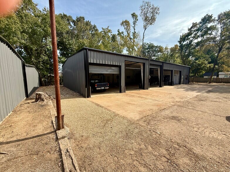 More Photos Of 1622 W Front St, Tyler Industrial For Sale