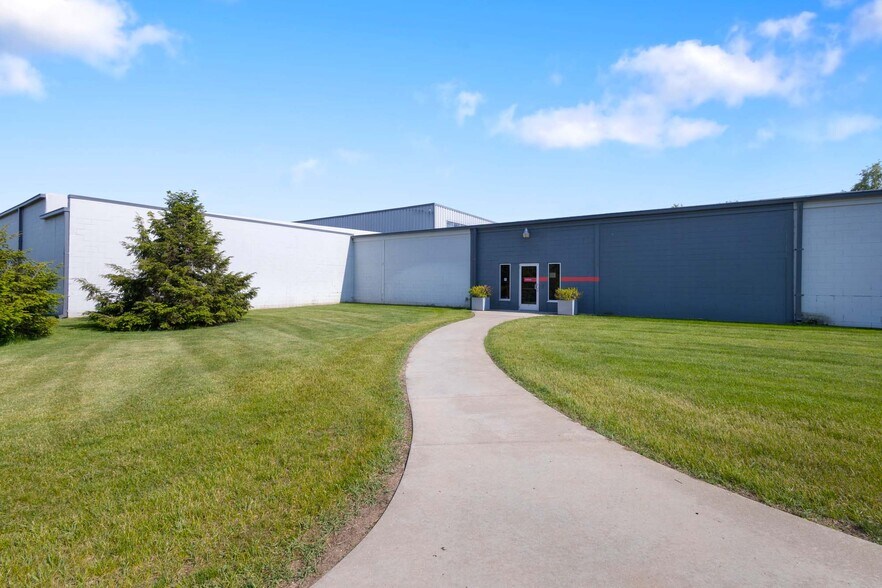 More Photos Of 7878 Gull Rd, Richland Warehouse For Lease