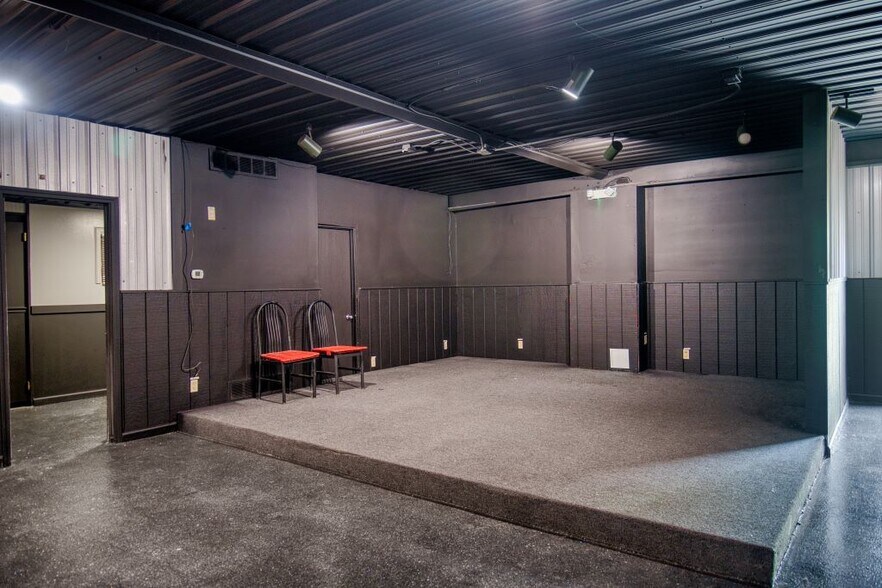 More Photos Of 4540 Emerson Ave, Parkersburg Bar For Lease