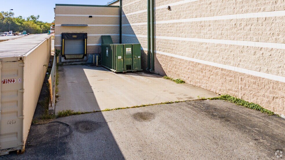 More Photos Of 5900 SW Huntoon St, Topeka Freestanding For Lease