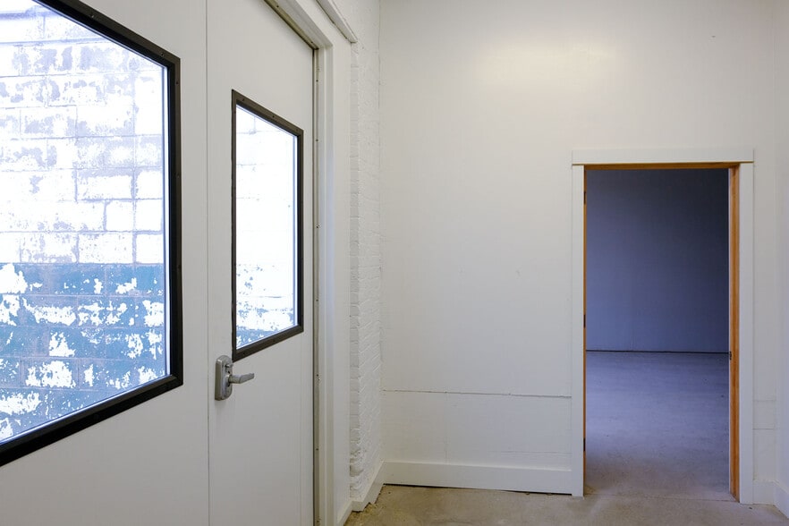 More Photos Of 408 W Main St, Benton Harbor Freestanding For Lease