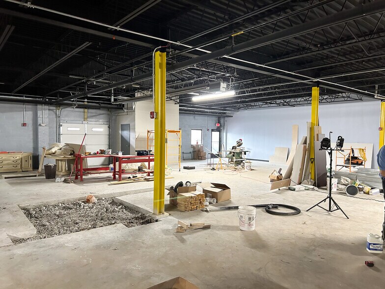 More Photos Of 224 N Stewart Ave, Springfield Warehouse For Lease