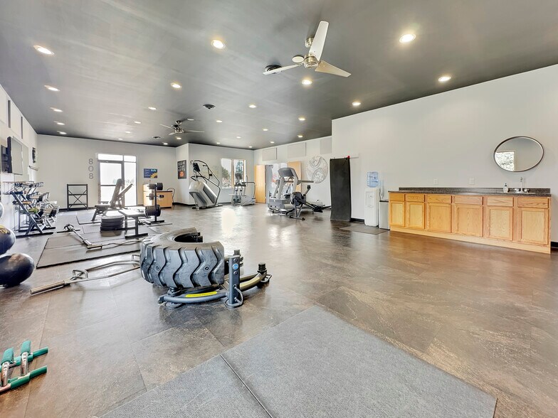 More Photos Of 808 4th St NE, Hampton Office For Sale