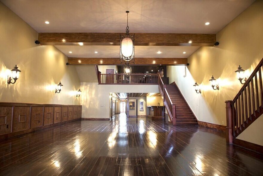 More Photos Of 117 W Walnut St, Rogers Restaurant For Lease