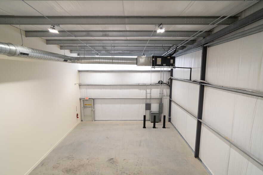 More Photos Of 23637 Gosling Rd, Spring Showroom For Lease