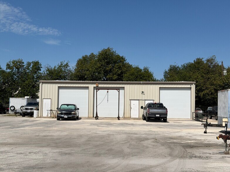 More Photos Of 5540 Dietrich Rd, San Antonio Service For Lease