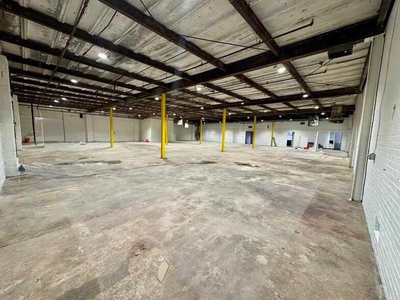 More Photos Of 1310 W Gate City Blvd, Greensboro Warehouse For Lease