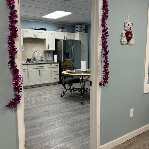 More Photos Of 2301 10th St, Floresville Light Distribution For Lease