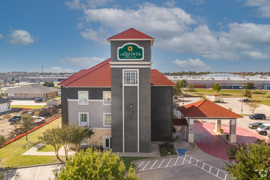 More Photos Of 311 Stadium Dr, Waxahachie Hotel For Sale