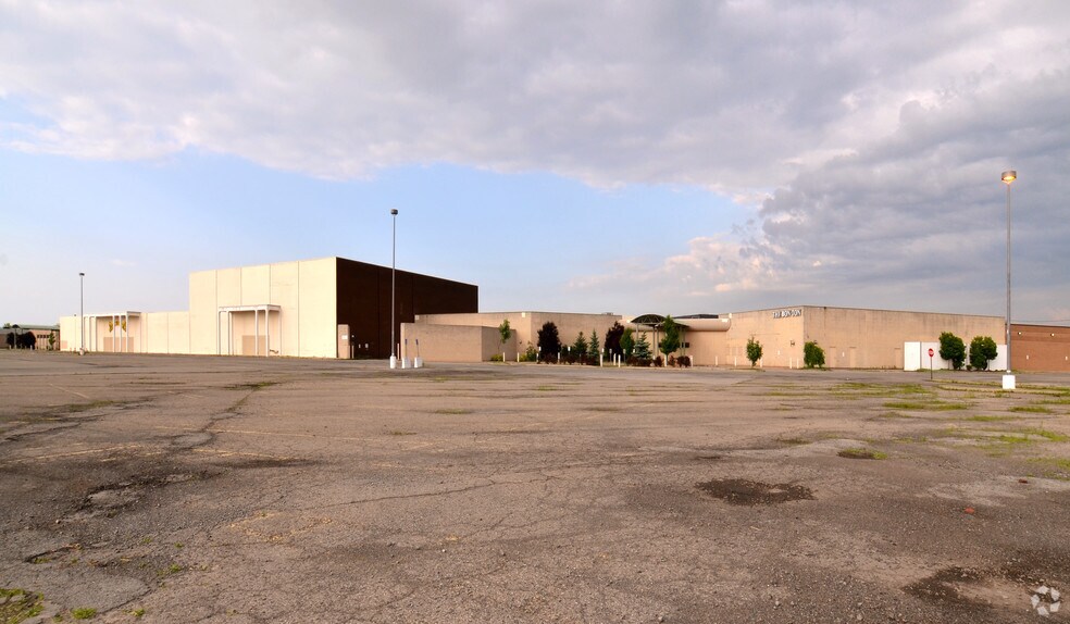 More Photos Of 6929 Williams Rd, Niagara Falls Freestanding For Lease