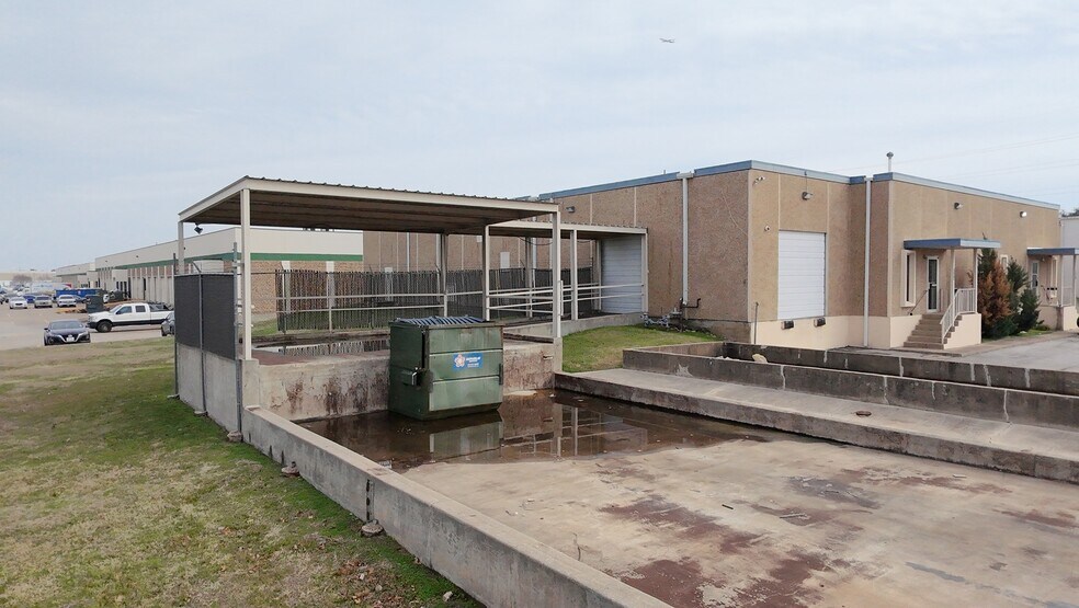 More Photos Of 320-322 International Pky, Arlington Warehouse For Lease
