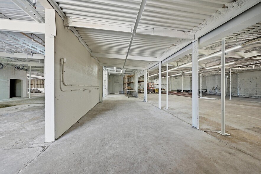 More Photos Of 613 S Armstrong Ave, Denison Warehouse For Sale