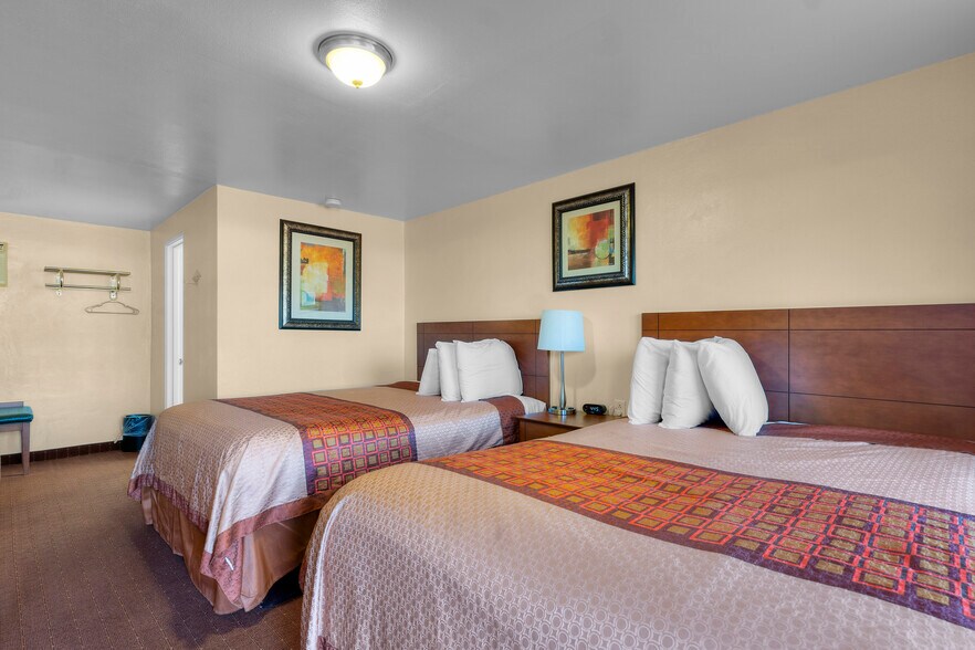 More Photos Of 1101 So White Sands Blvd, Alamogordo Hotel For Sale