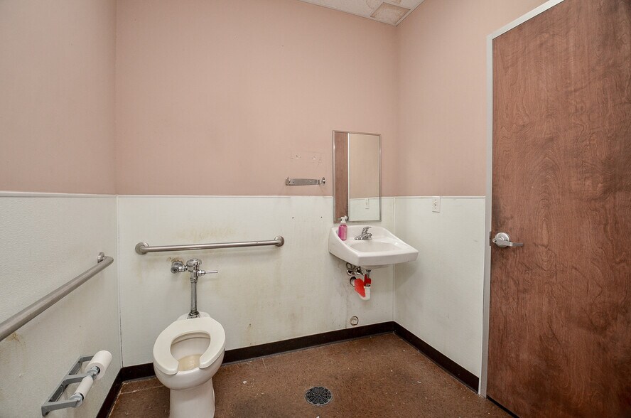 More Photos Of 8050 N Sam Houston Pky W, Houston Storefront For Lease