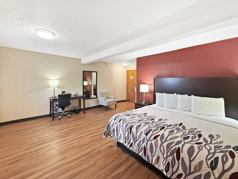 More Photos Of 5020 NE 14th St, Des Moines Hotel For Sale