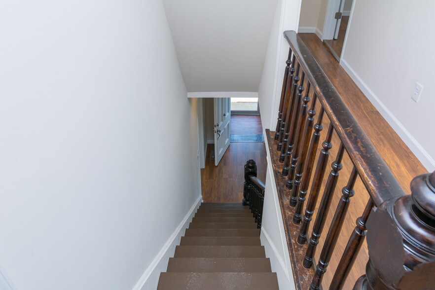 More Photos Of 104 E Pine St, Georgetown Office Residential For Lease