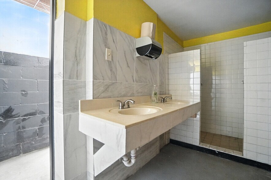More Photos Of 603 S Broadway St, Dayton Warehouse For Sale