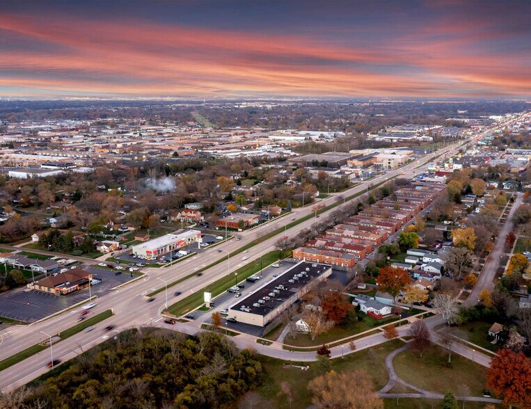 More Photos Of 1011-1030 W North Ave, Villa Park Unknown For Lease