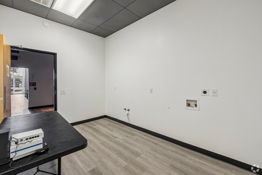 More Photos Of 301 N Guadalupe St, San Marcos Storefront Retail Office For Lease
