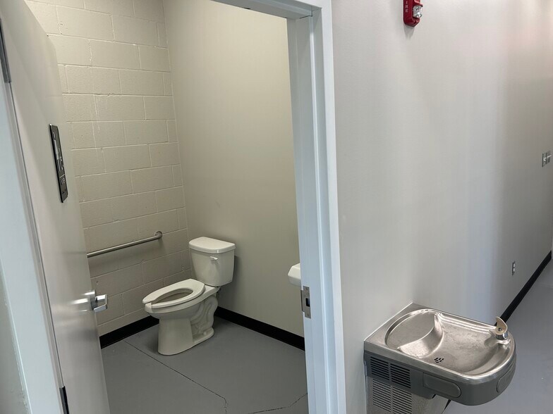 More Photos Of 105 Jarvis Brewer Dr, Rogersville Industrial For Lease