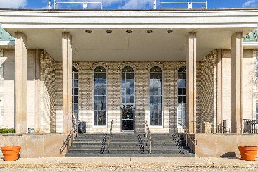 More Photos Of 2250 E Devon Ave, Des Plaines Medical For Lease