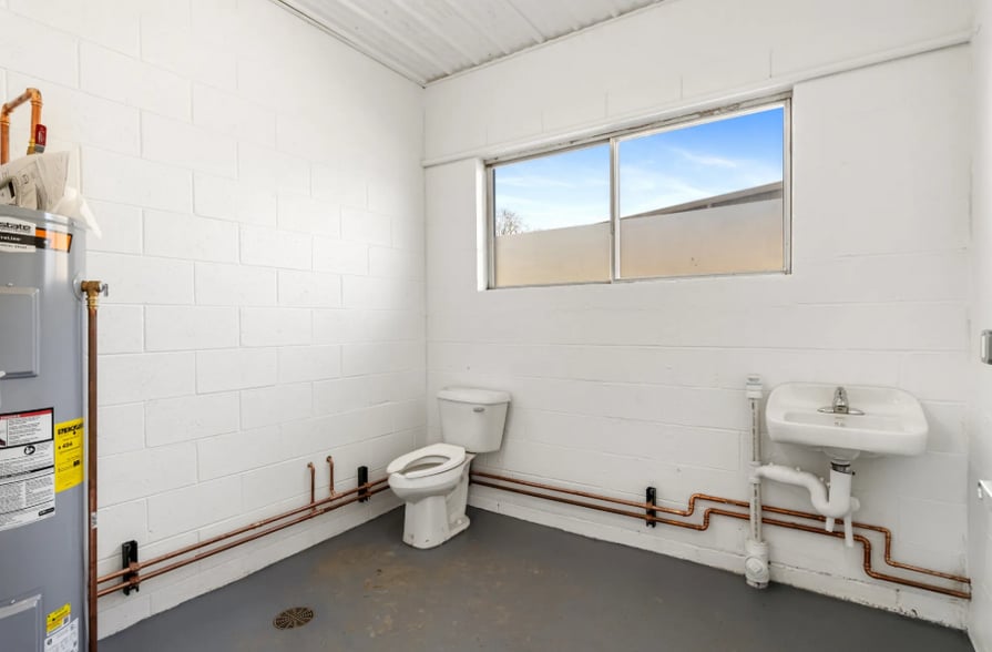 More Photos Of 2627 Williams Dr, Waterford Warehouse For Lease