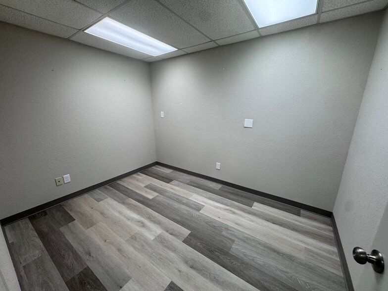 More Photos Of 400 E Jackson St, Broken Arrow Warehouse For Lease