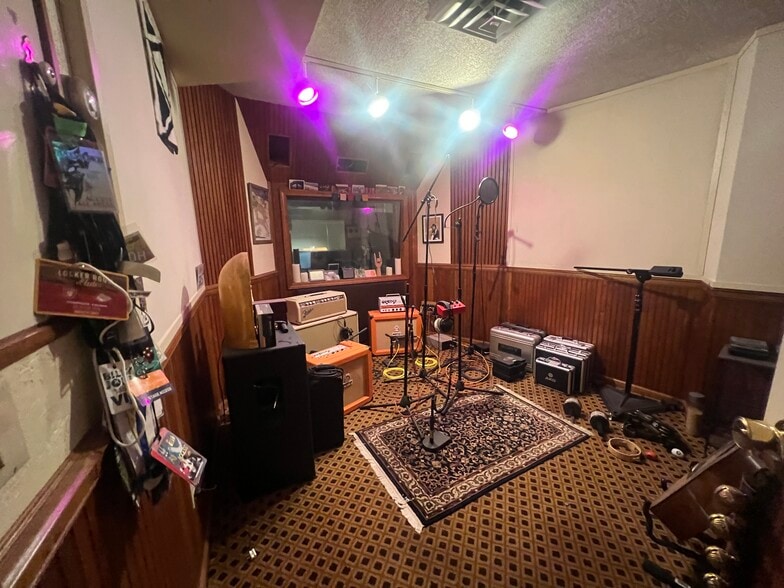 More Photos Of 3727 Broadway St, Kansas City Office For Sale