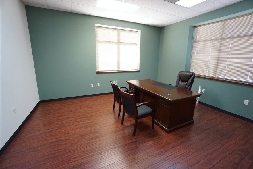 More Photos Of 6935 Brittmoore Rd, Houston Warehouse For Lease