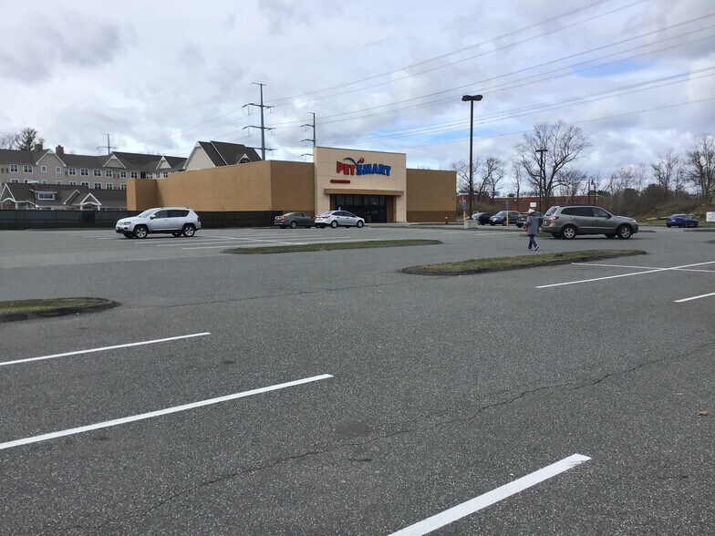 492 Memorial Dr, Chicopee, MA 01020 Retail