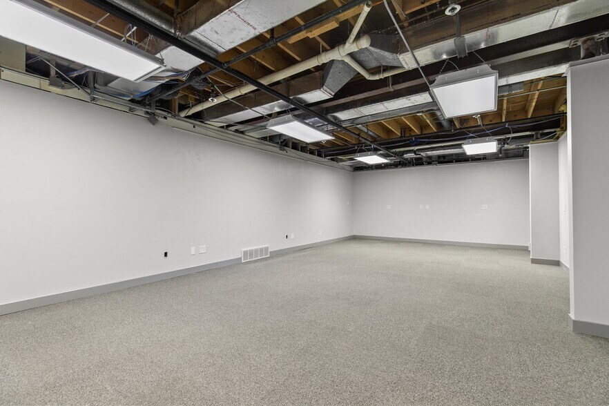 More Photos Of 2009 S Memorial Dr, Appleton Office For Sale