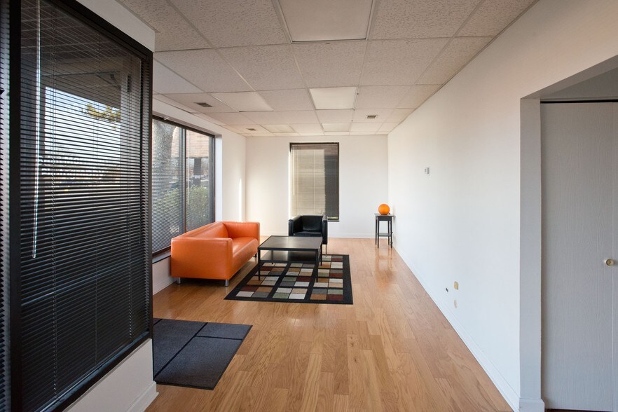 More Photos Of 641-683 Academy Dr, Northbrook Warehouse For Lease