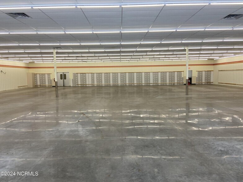 More Photos Of 100 Gardner Farm Ln, Currituck Storefront For Sale