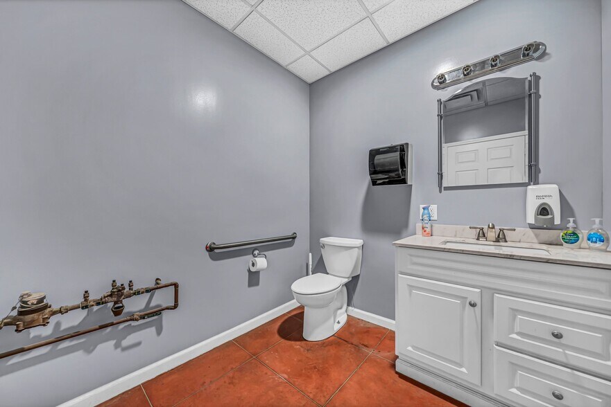 More Photos Of 5621 Lockport Rd, Niagara Falls Auto Repair For Sale