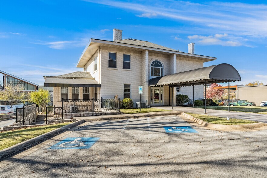 More Photos Of 324 N College Ave, Fayetteville Office For Sale