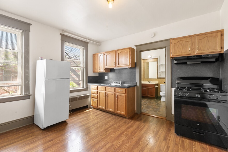 More Photos Of 23 Monroe St, Schenectady Apartments For Sale