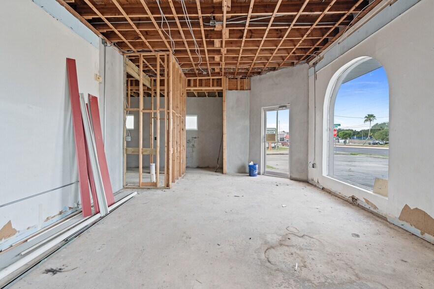 More Photos Of 2543 S Harbor City Blvd, Melbourne General Retail For Lease