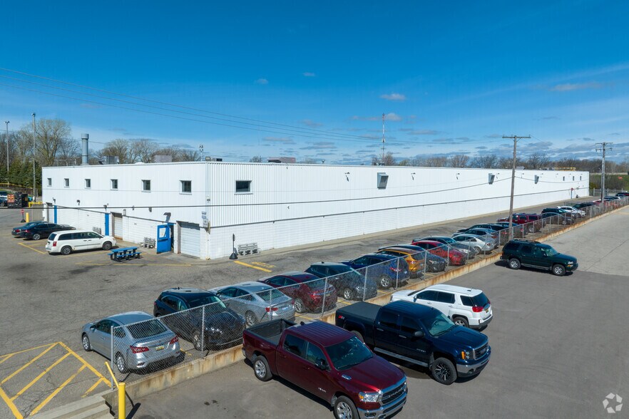 More Photos Of 33180 Fisher Dr, Saint Clair Shores Showroom For Lease