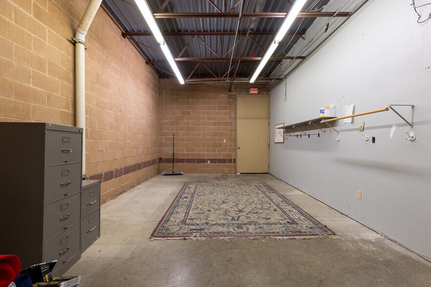 More Photos Of 8445 N Main St, Kansas City Freestanding For Lease