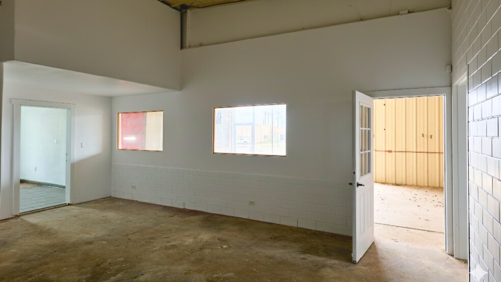 More Photos Of 500 W 2nd St, Taylor Freestanding For Sale