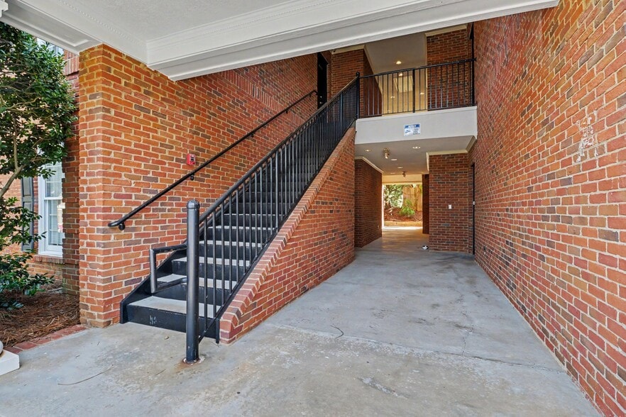 More Photos Of 576 Colonial Park Dr, Roswell Office For Lease