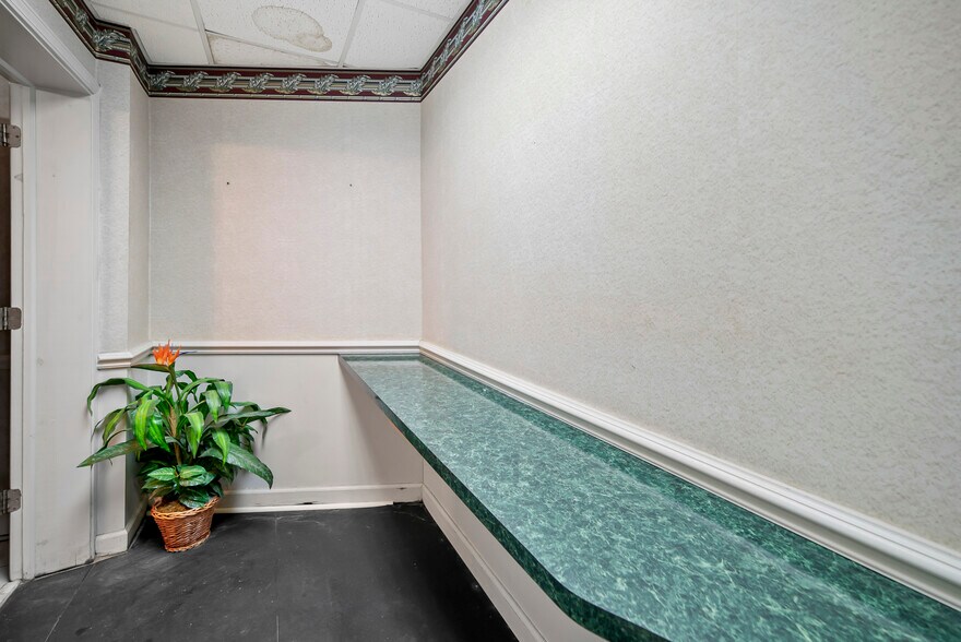 More Photos Of 3237 W Bay St, Savannah Warehouse For Sale