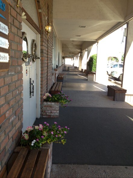 More Photos Of 3516-3542 W Calavar Rd, Phoenix General Retail For Sale