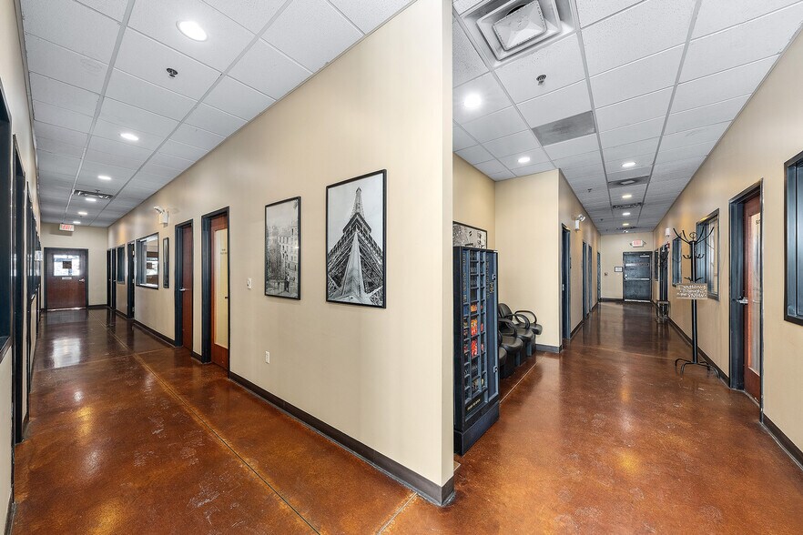 More Photos Of 1029-1033 Kilbery Ln, North Aurora Storefront Retail Office For Lease