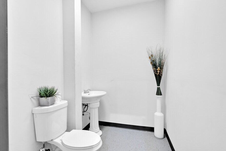 More Photos Of 1165 E 24 St, Miami Warehouse For Lease