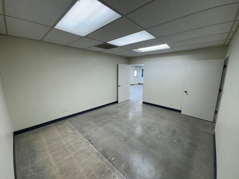 More Photos Of 440 E Walnut Ave, Fullerton Warehouse For Lease