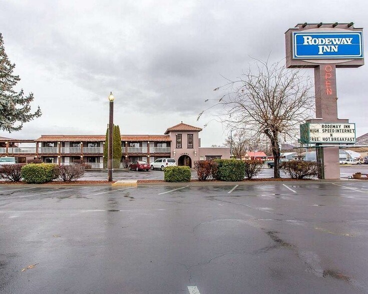 Primary Photo Of 810 Campbell St, Baker City Hospitality For Sale